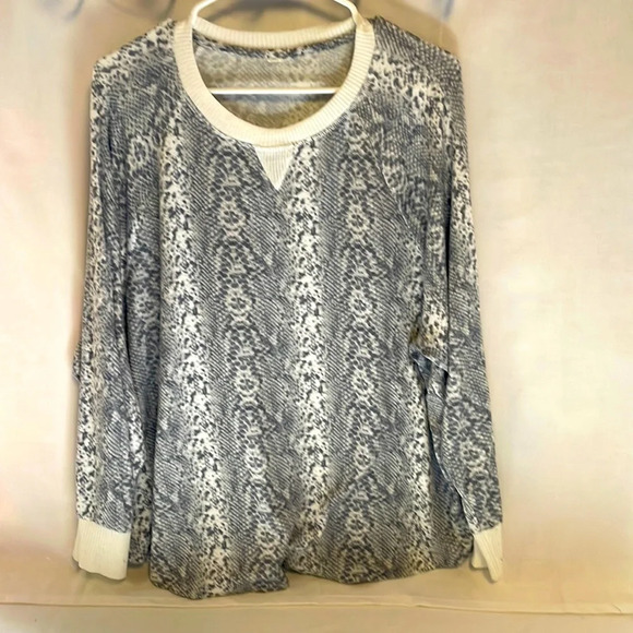 Super soft and lightweight long sleeve Top - Picture 1 of 4